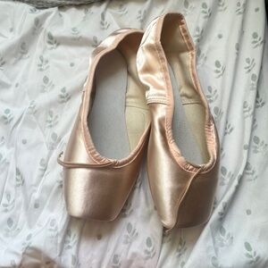 Suffolk pointe shoes 5 1/2 XX, good condition, not handled